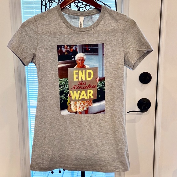 AP4-Gray T-Shirt with Vintage Vietnam "Anti-War" Photograph - Picture 1 of 6